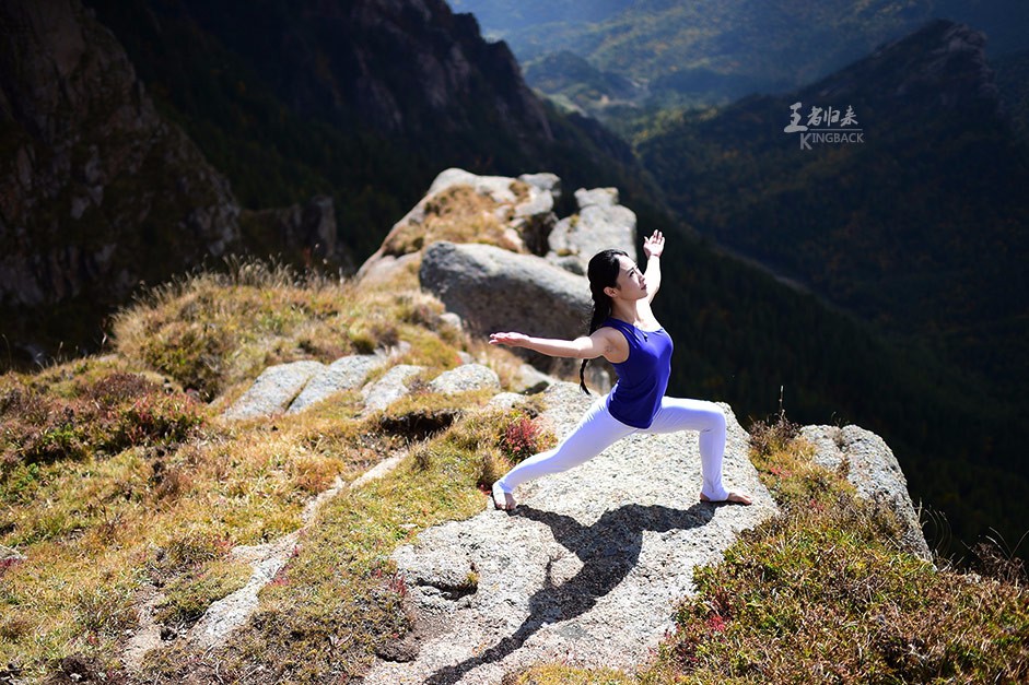 俩美女海拔2700米山顶秀瑜伽赤膊光足路人直呼骨头硬