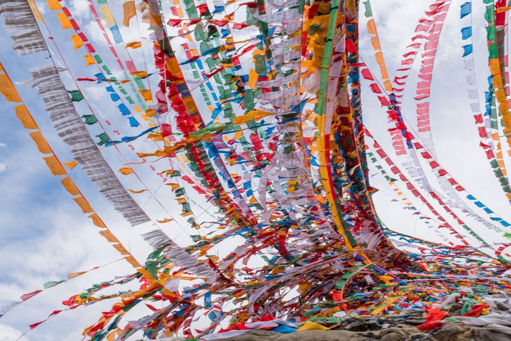 拉萨最壮观的经幡场景,几十万条经幡挂满山头,很多人都不知道|经幡|旗帜|金山|拉萨|山头_新浪新闻