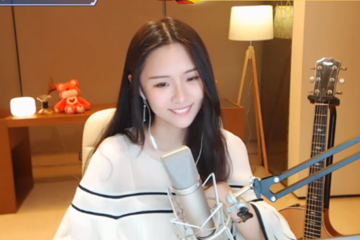 斗鱼一姐凭什么深受土豪的喜爱?这拉二胡技能冯提莫可学不来