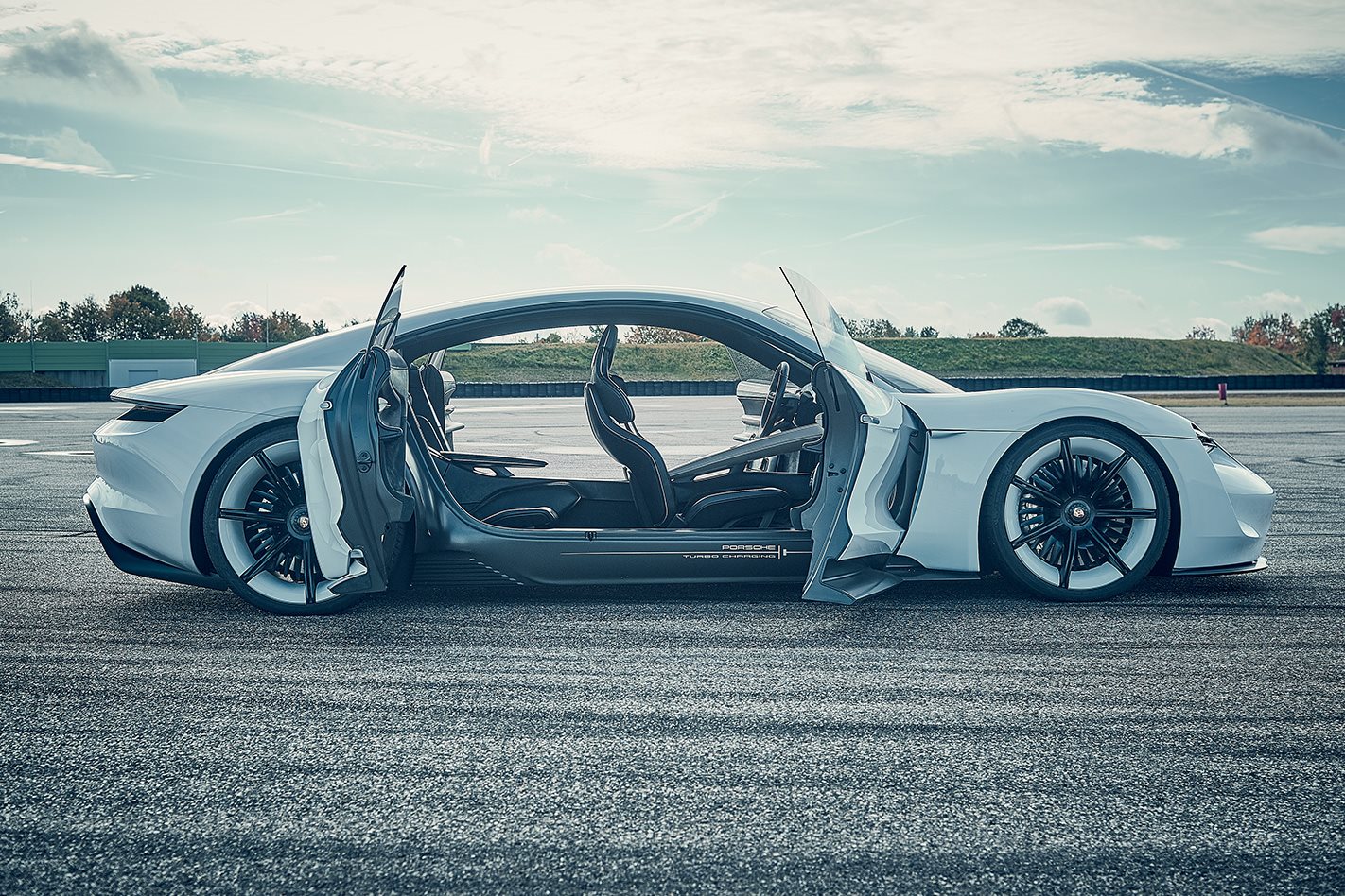 保时捷mission e混动轿跑路试 驾驶感类似911