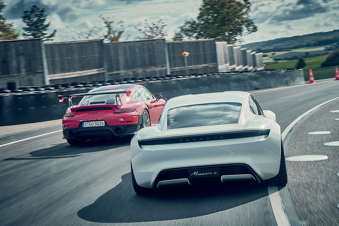 保时捷mission e混动轿跑路试 驾驶感类似911