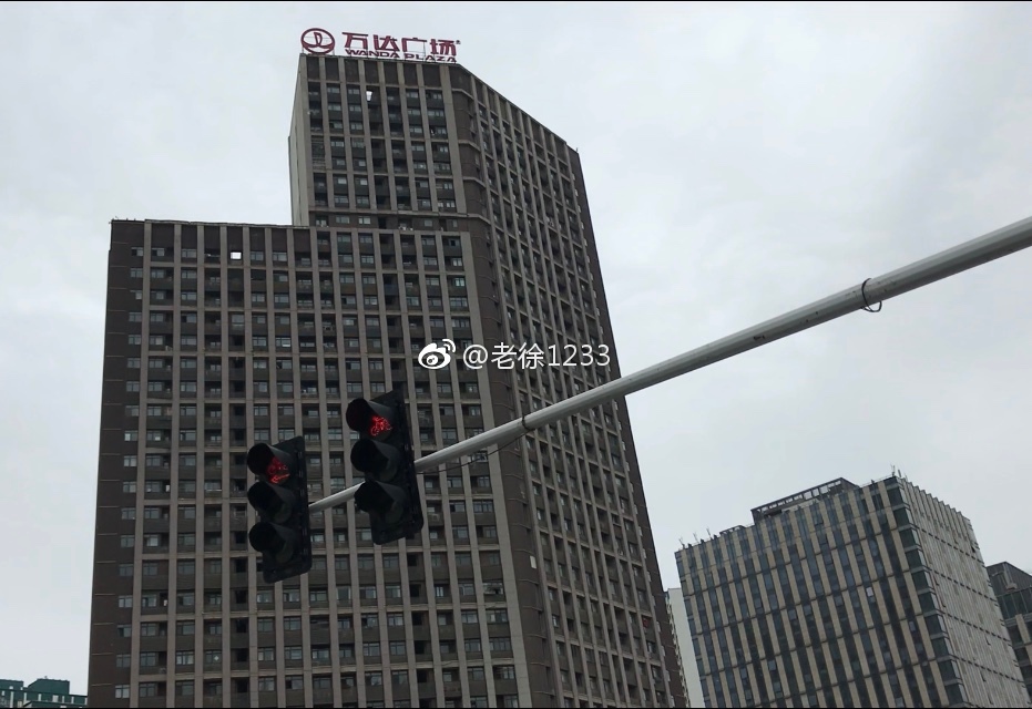 雨中随手拍淮安万达广场摄于4月13日上午