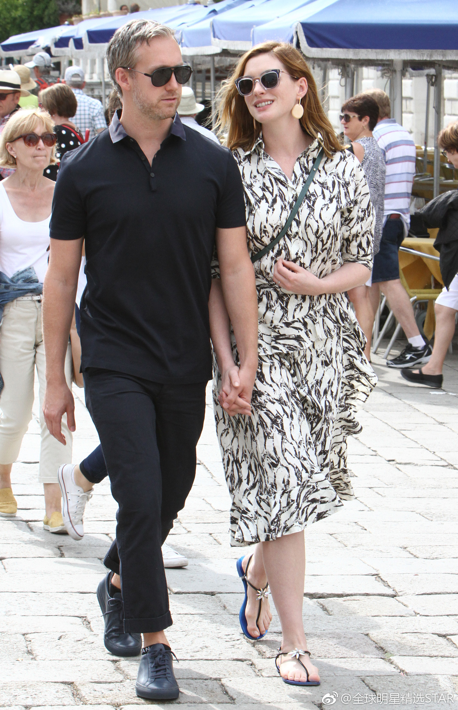 安妮·海瑟薇与老公罕见公开场合露面,牵手甜蜜游水城