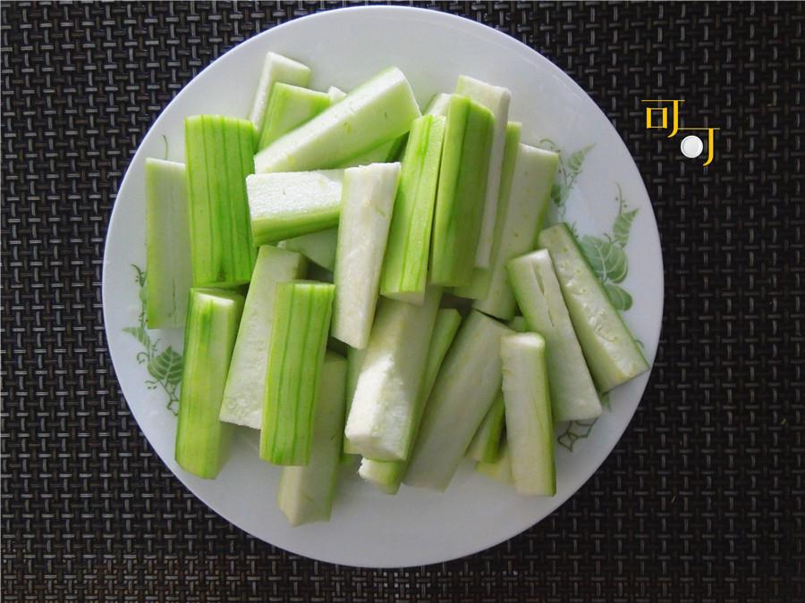 丝瓜去皮切条状备用,也可以切滚刀块虾干煮软后加入丝瓜条加适量盐