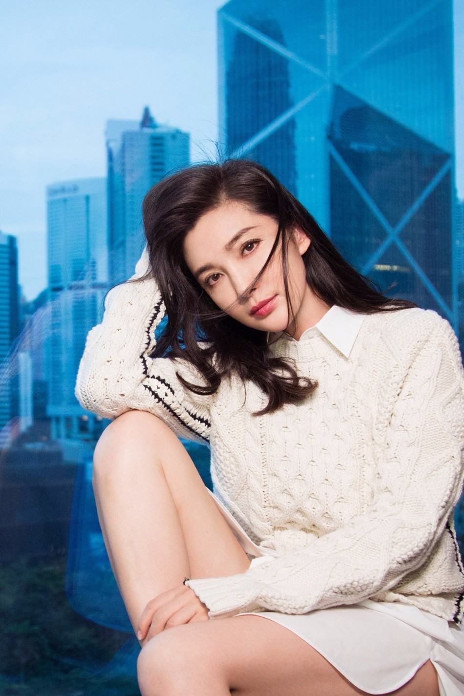 李冰冰身着白毛衣内搭衬衫下衣失踪秀美腿好身材不像45岁