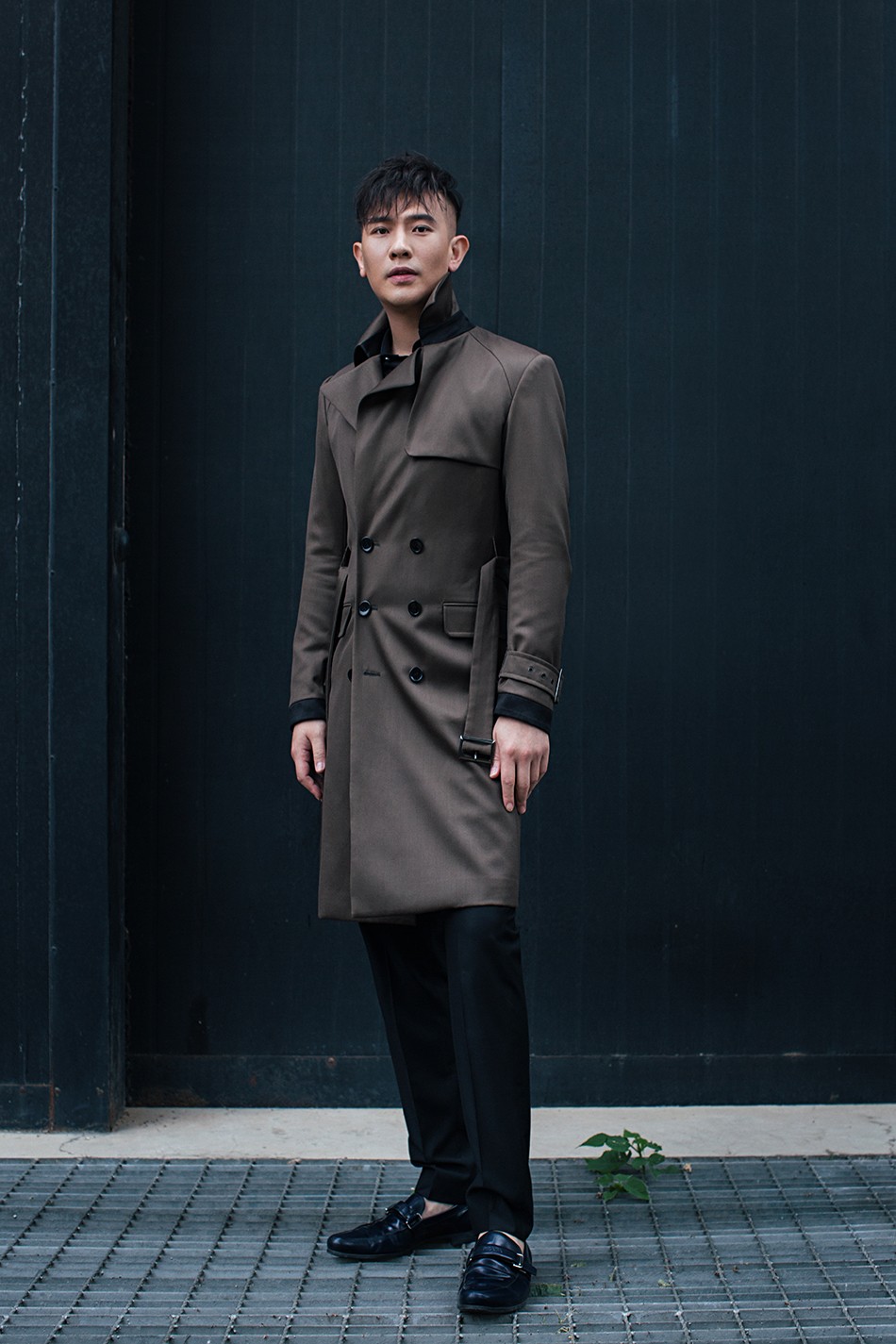 张殿伦新写真化身时尚型男展现侧颜眼神杀