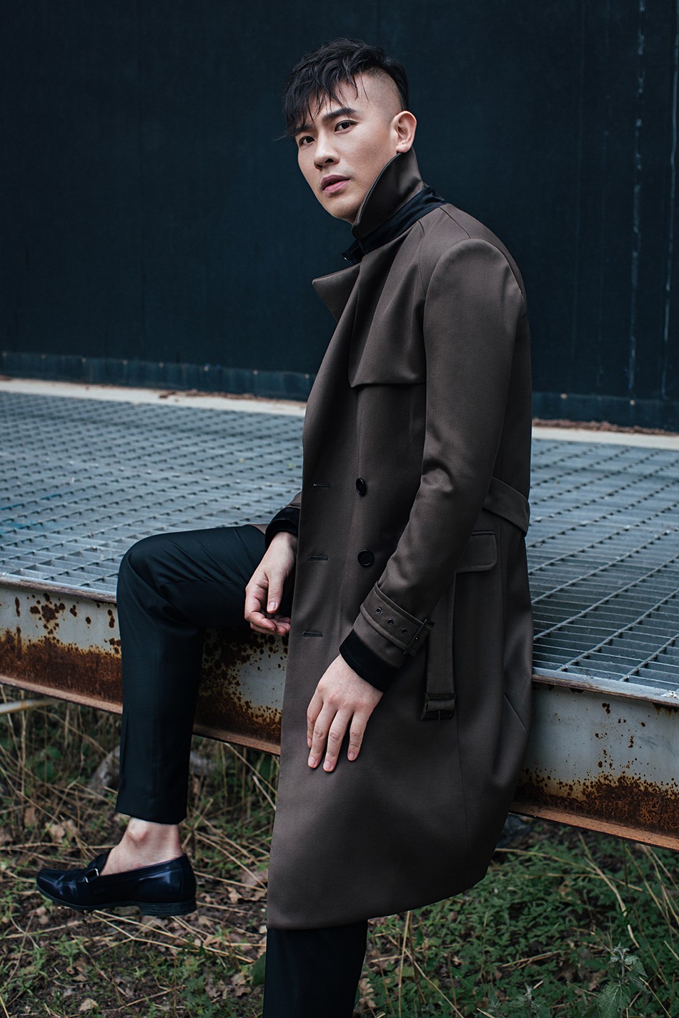 张殿伦新写真化身时尚型男展现侧颜眼神杀