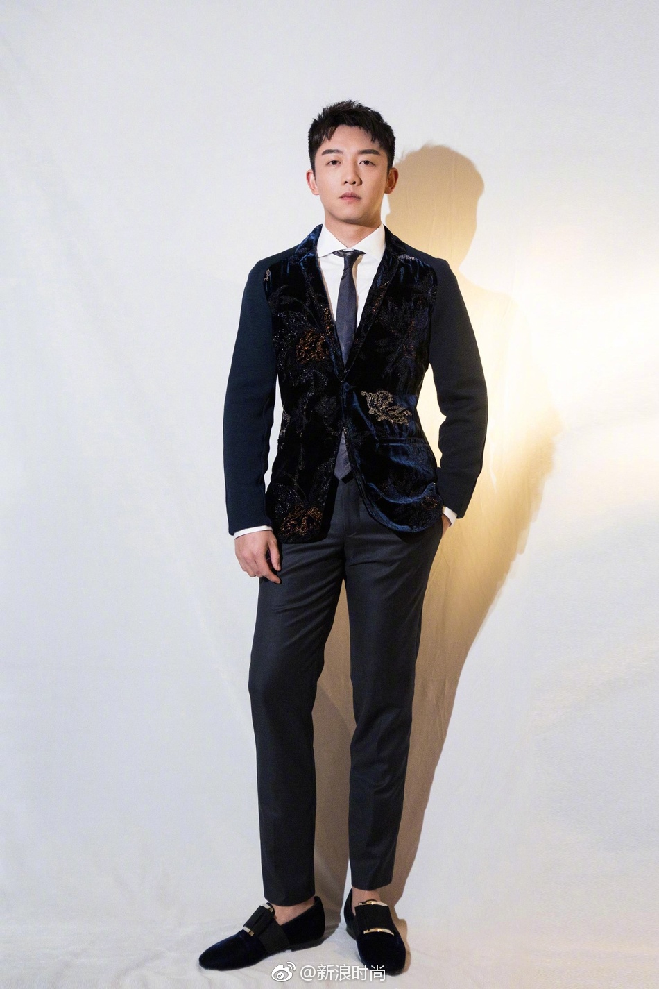 身着天鹅绒西装上演帅气绅士