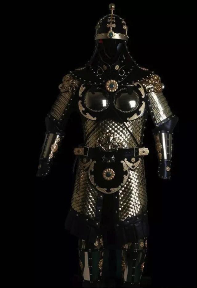 铠甲由金属,皮革等的组合,拼接技术复杂.