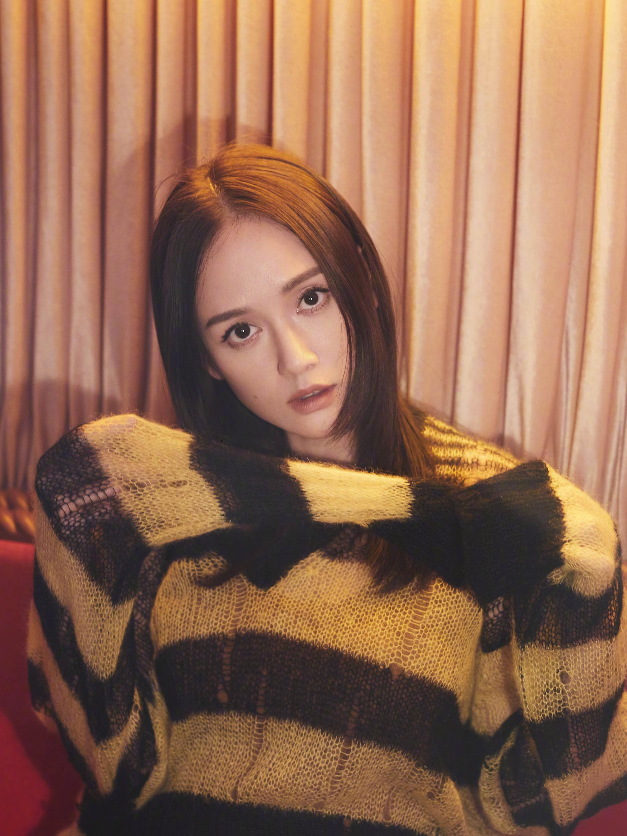 陈乔恩露肩装里搭t恤针织衫都穿起来了这天气还怕冷