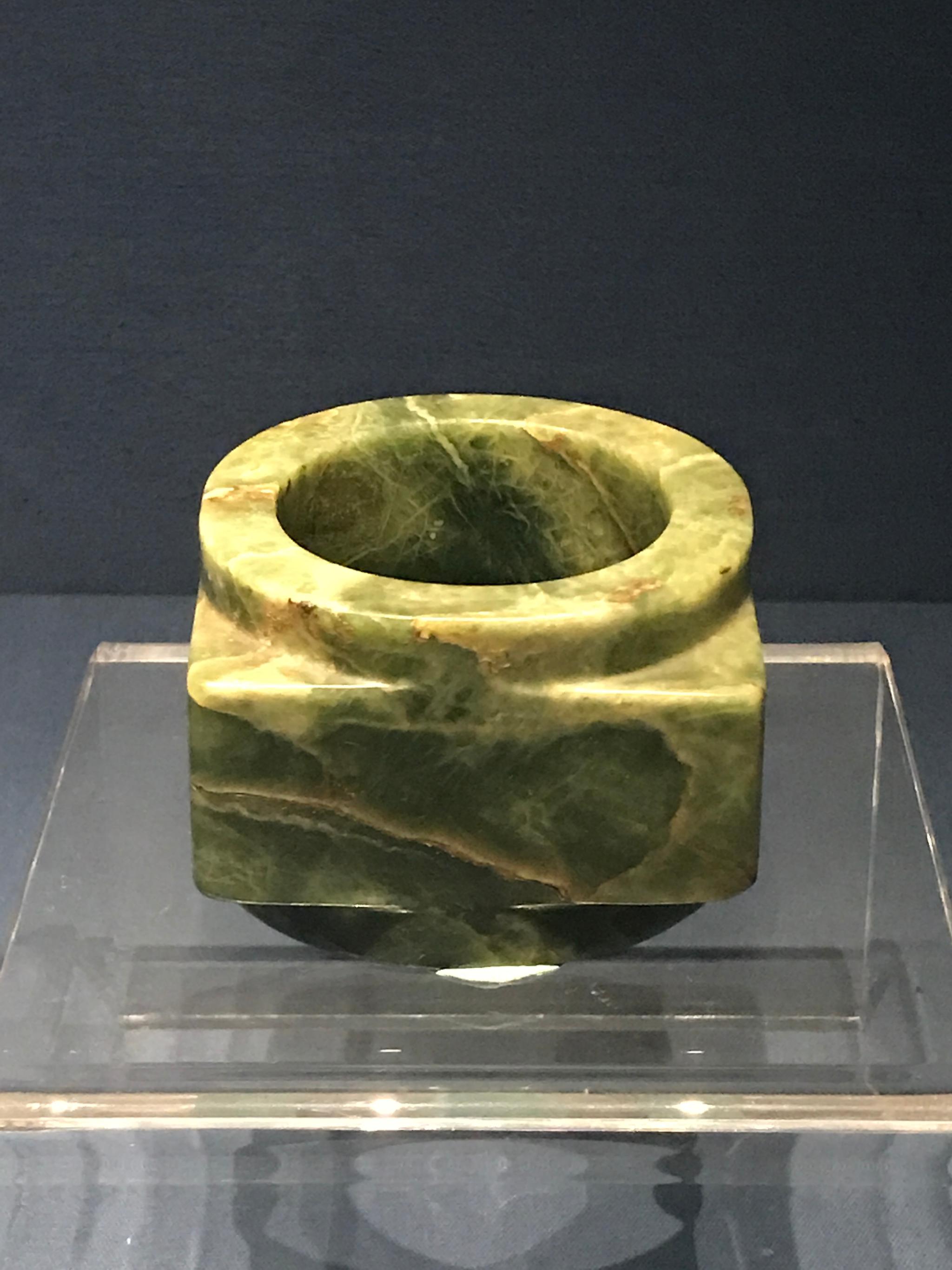 继续天津博物馆的高古玉藏品龙形佩和玉琮现场手机拍