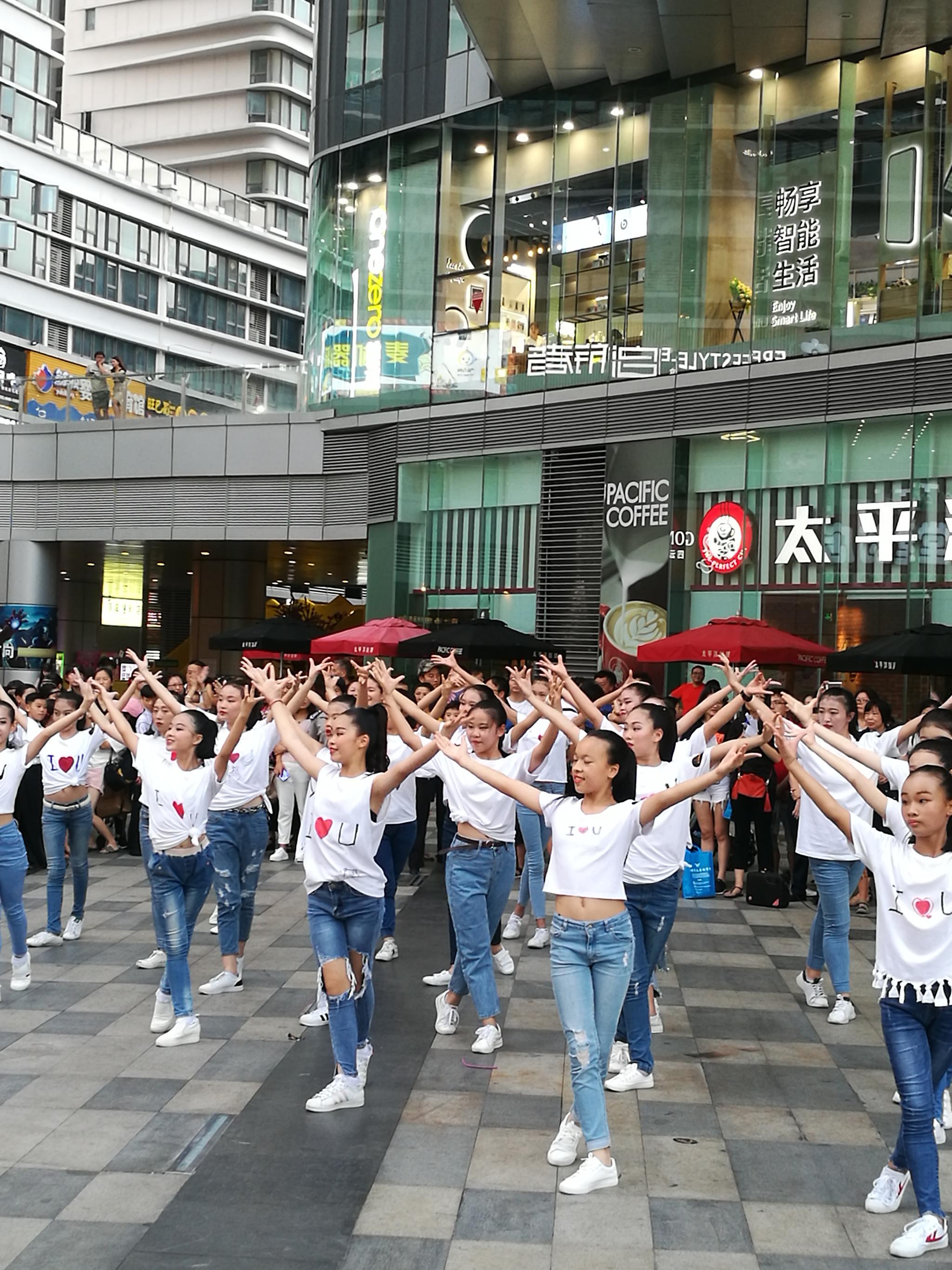 旁边有位哥们喃喃了一句:都还没看够,快闪舞蹈就跳完了