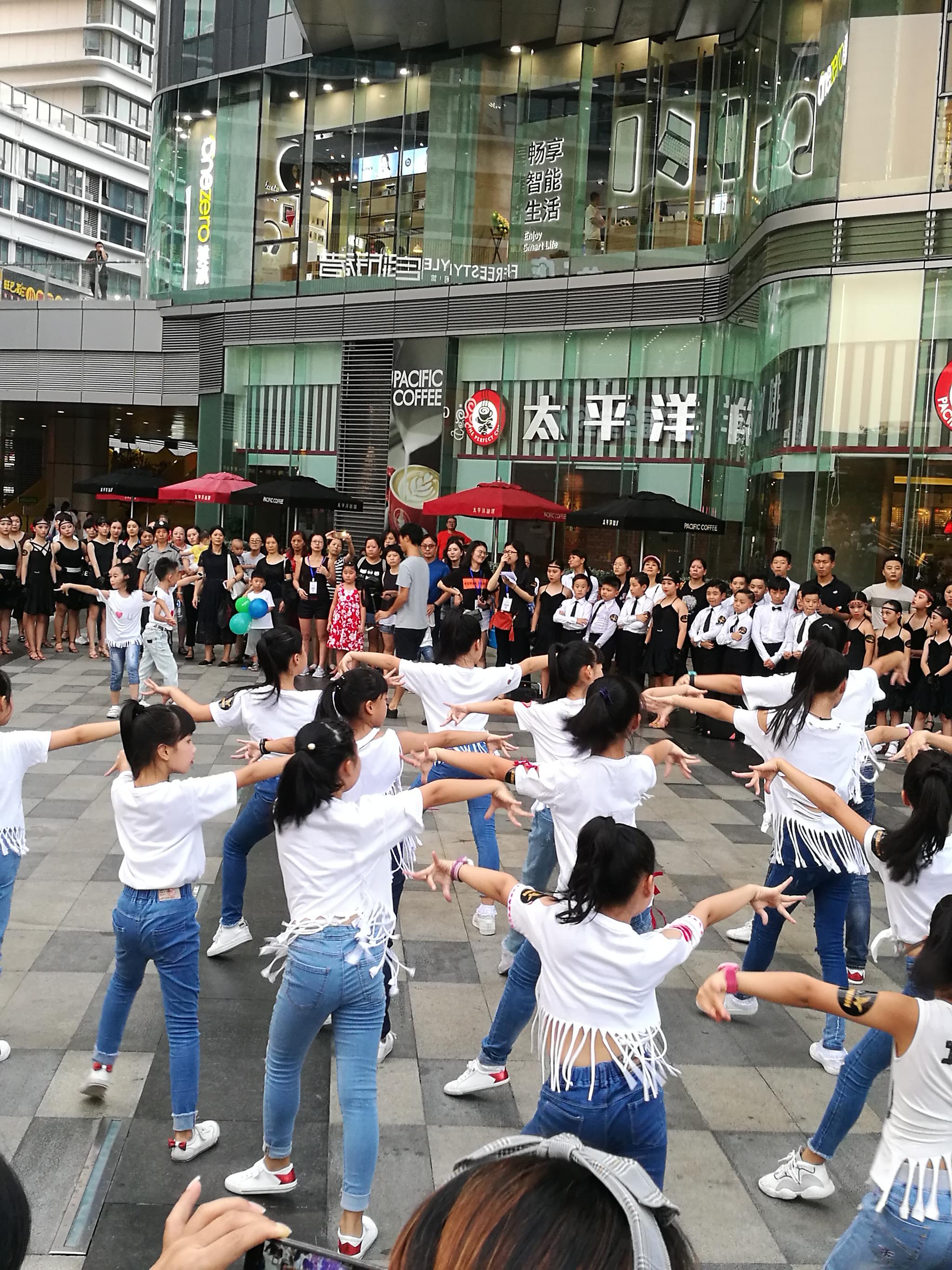 旁边有位哥们喃喃了一句:都还没看够,快闪舞蹈就跳完了|舞蹈|哥们|美少女_新浪新闻