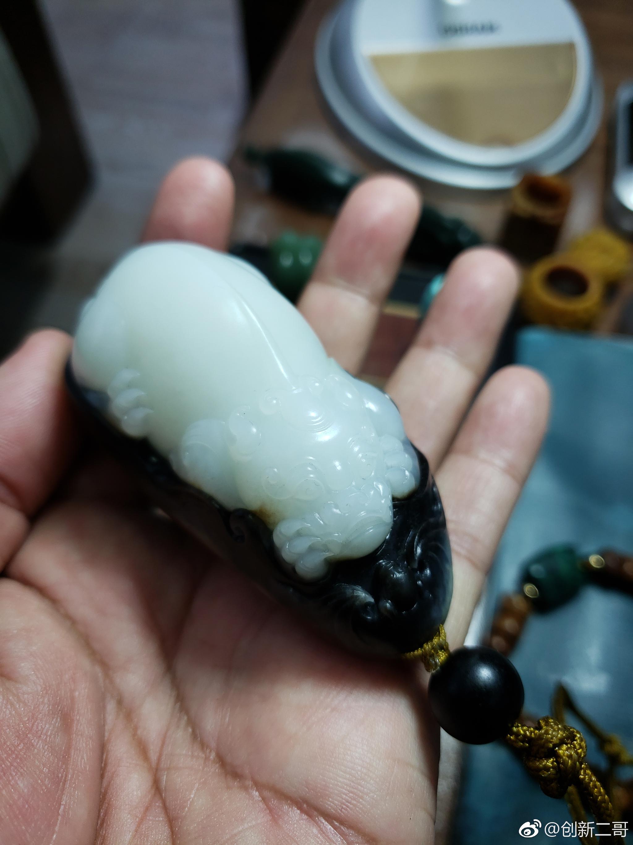 黑皮俄料,很珍贵的品种,它玉质细腻,白润,油性好