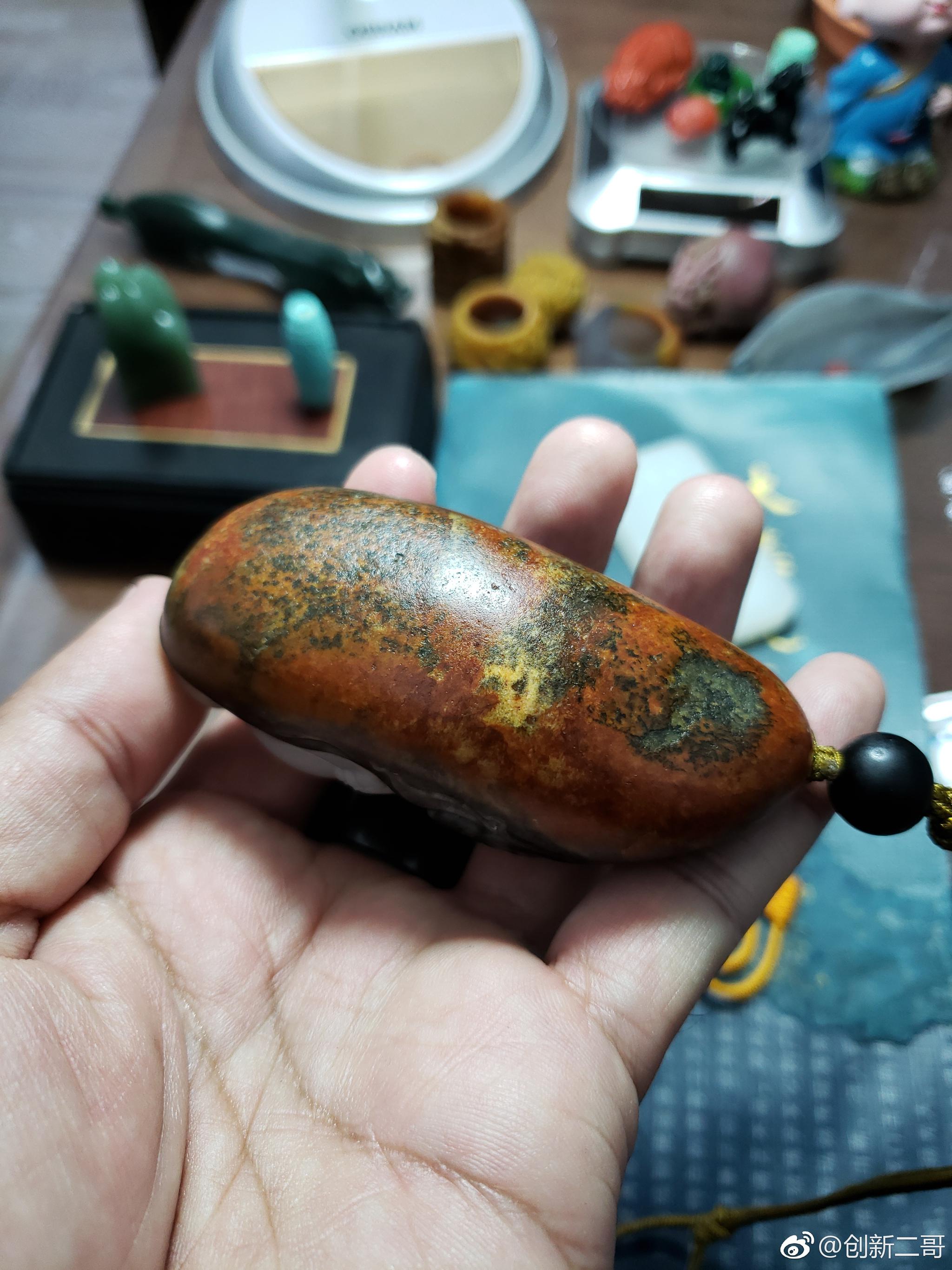 黑皮俄料,很珍贵的品种,它玉质细腻,白润,油性好