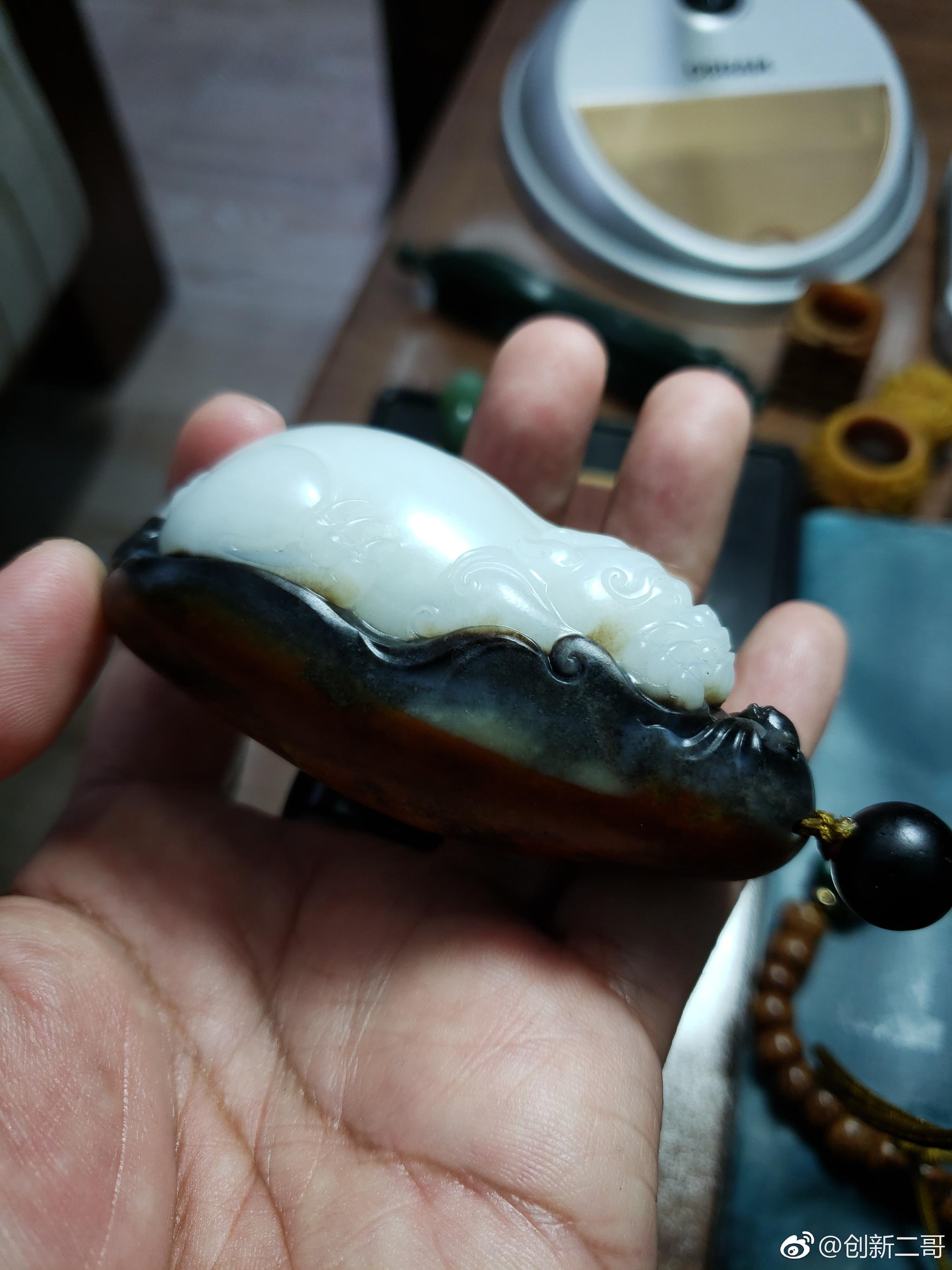 黑皮俄料,很珍贵的品种,它玉质细腻,白润,油性好