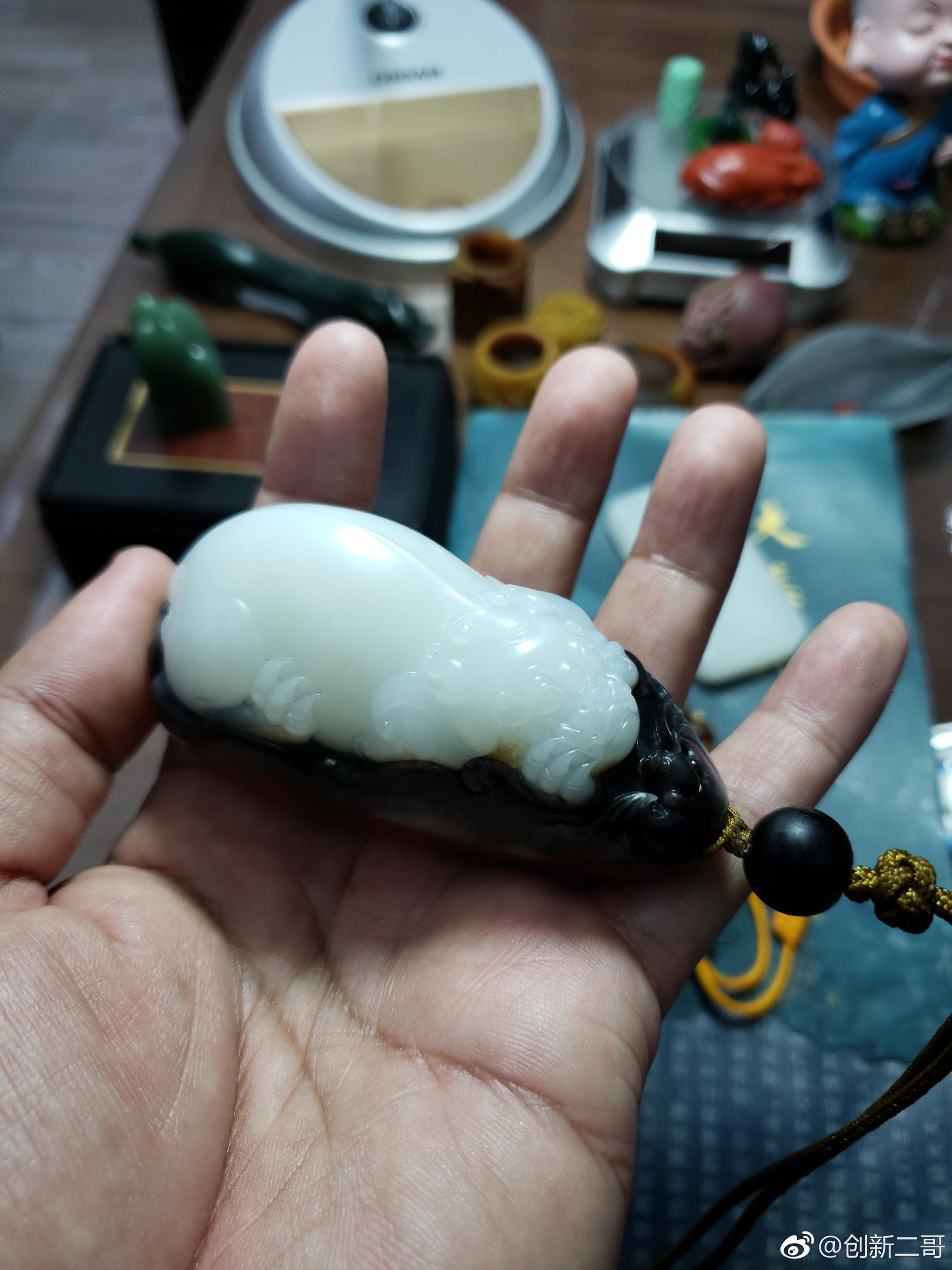 黑皮俄料,很珍贵的品种,它玉质细腻,白润,油性好