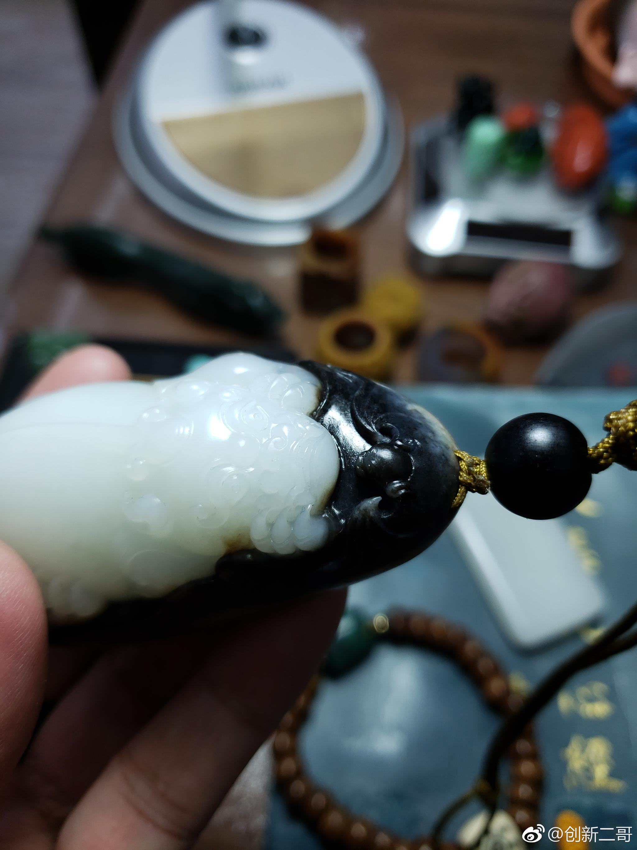 黑皮俄料,很珍贵的品种,它玉质细腻,白润,油性好