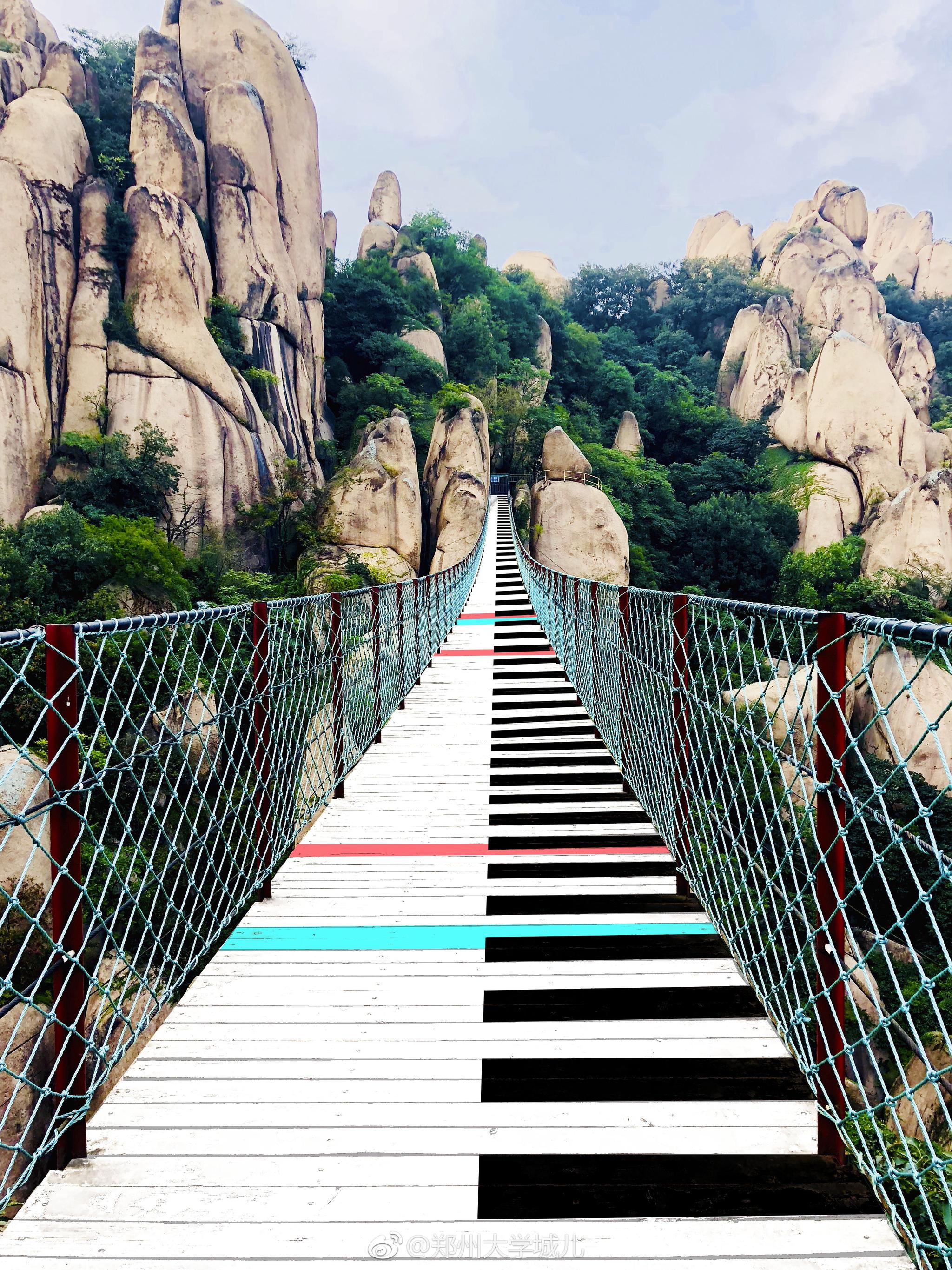《西游记》取景地,河南网红景点嵖岈山现琴键吊桥,魔幻山谷,千亩百