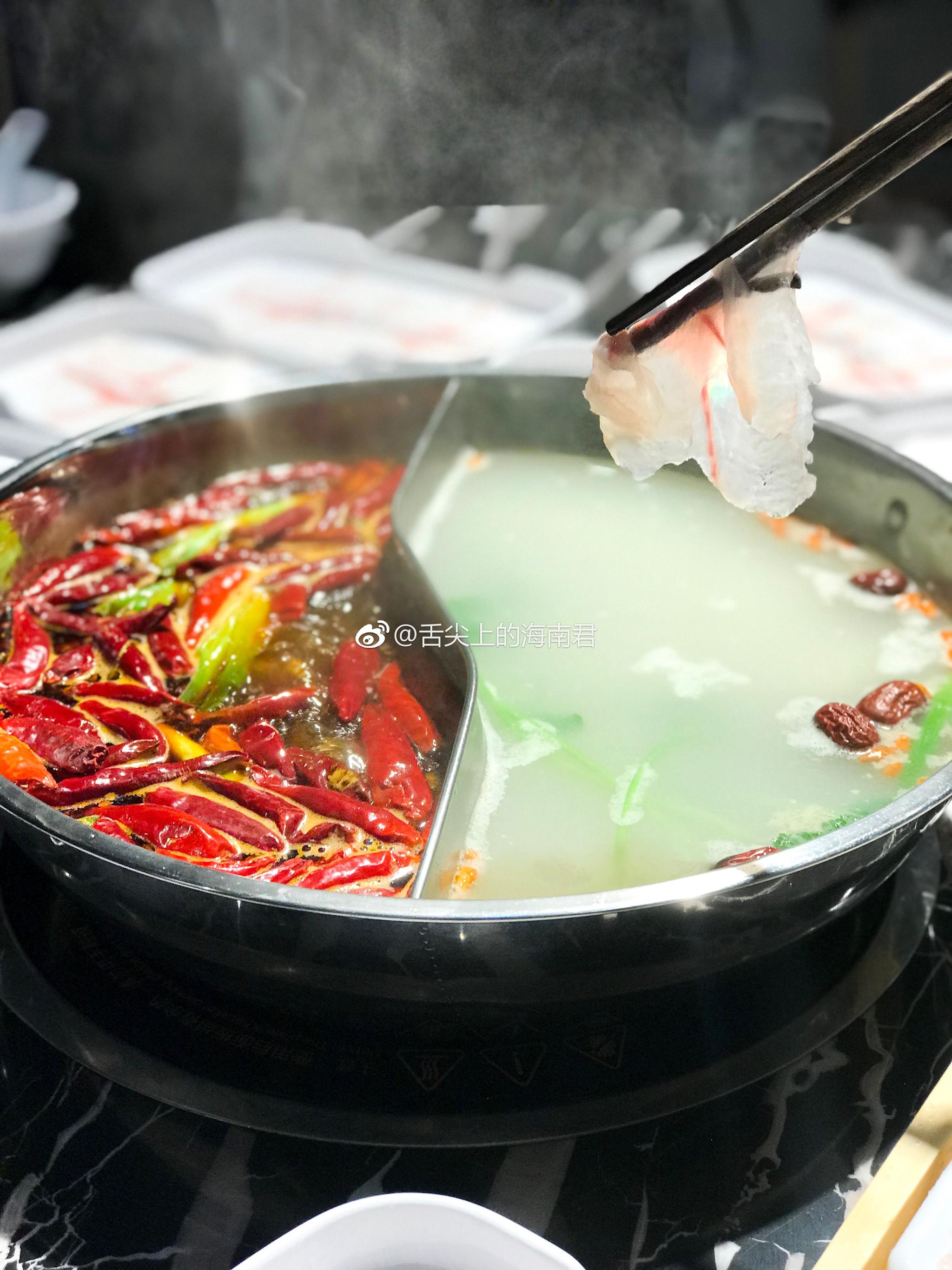 又想吃鲜美的斑鱼火锅了,鱼片鲜嫩可口,汤味香气扑鼻