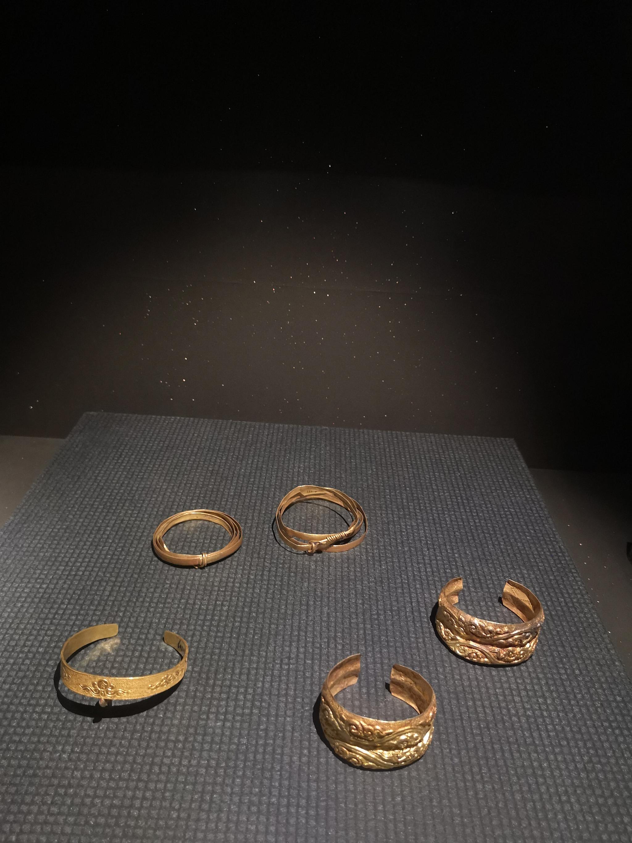 浙江省博物馆正在展出的"越地宝藏,100件文物讲述浙江故事"特展
