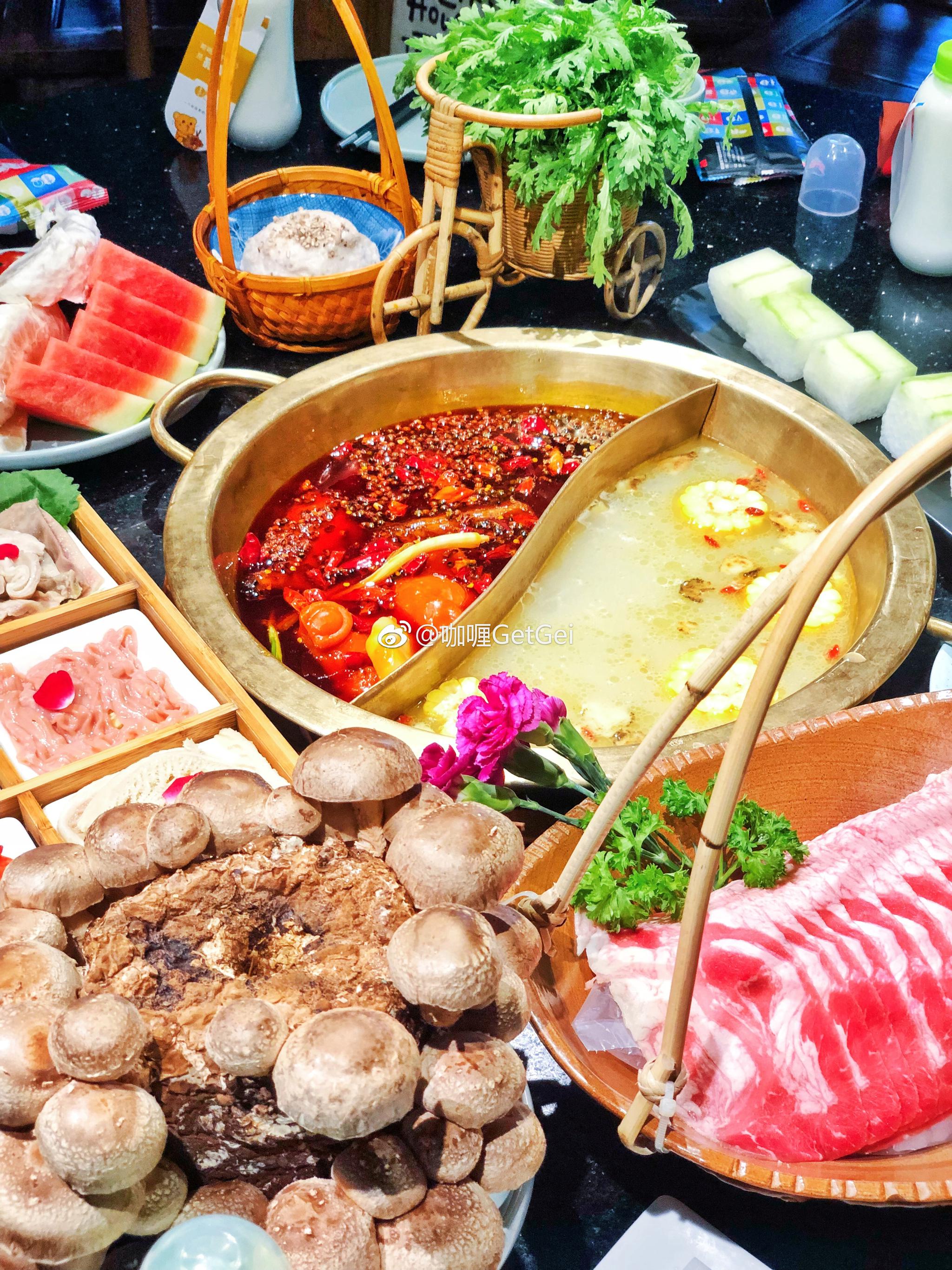 作为比较老牌的四川火锅,香天下肯定是首选啦～荣华富贵鸳鸯锅