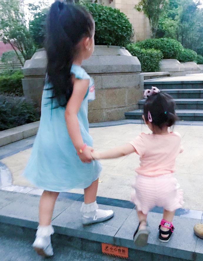 杨威全家福8月新照双胞胎女儿像杨威儿子9岁5岁混血儿抢镜