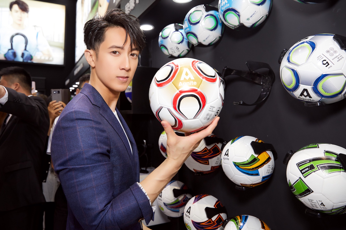 吴尊帅气出席运动品牌代言活动 分享健身运动理念