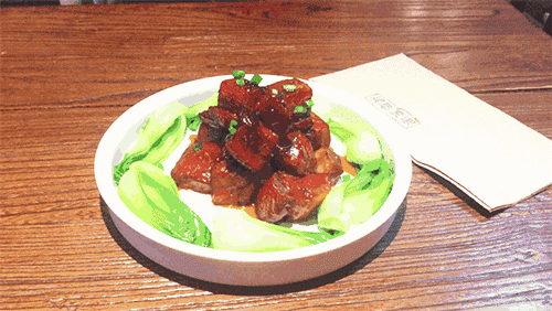 每一块都采用上好的猪五花的三层肉来制作,晶亮的猪皮包裹着肥瘦相间