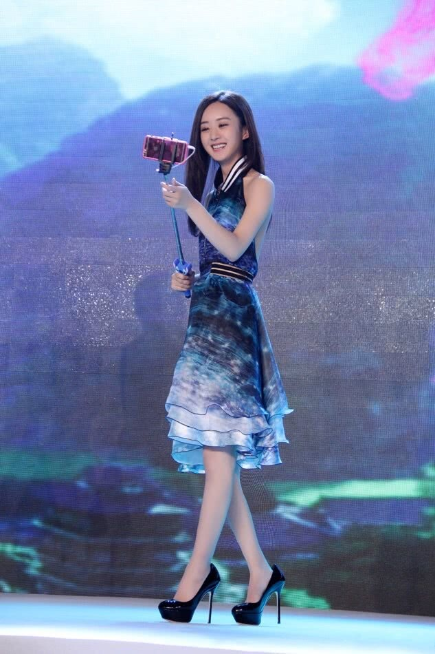 出席某活动的赵丽颖一双十厘米的高跟鞋却因大了,看的好心疼啊