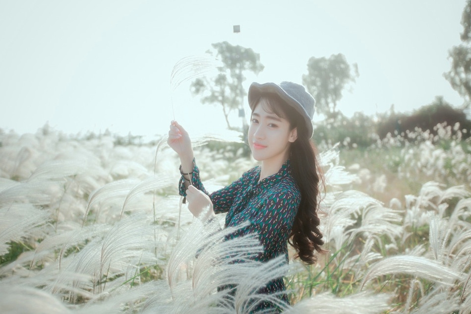 气质美女在野外芦苇荡中清澈可人写真