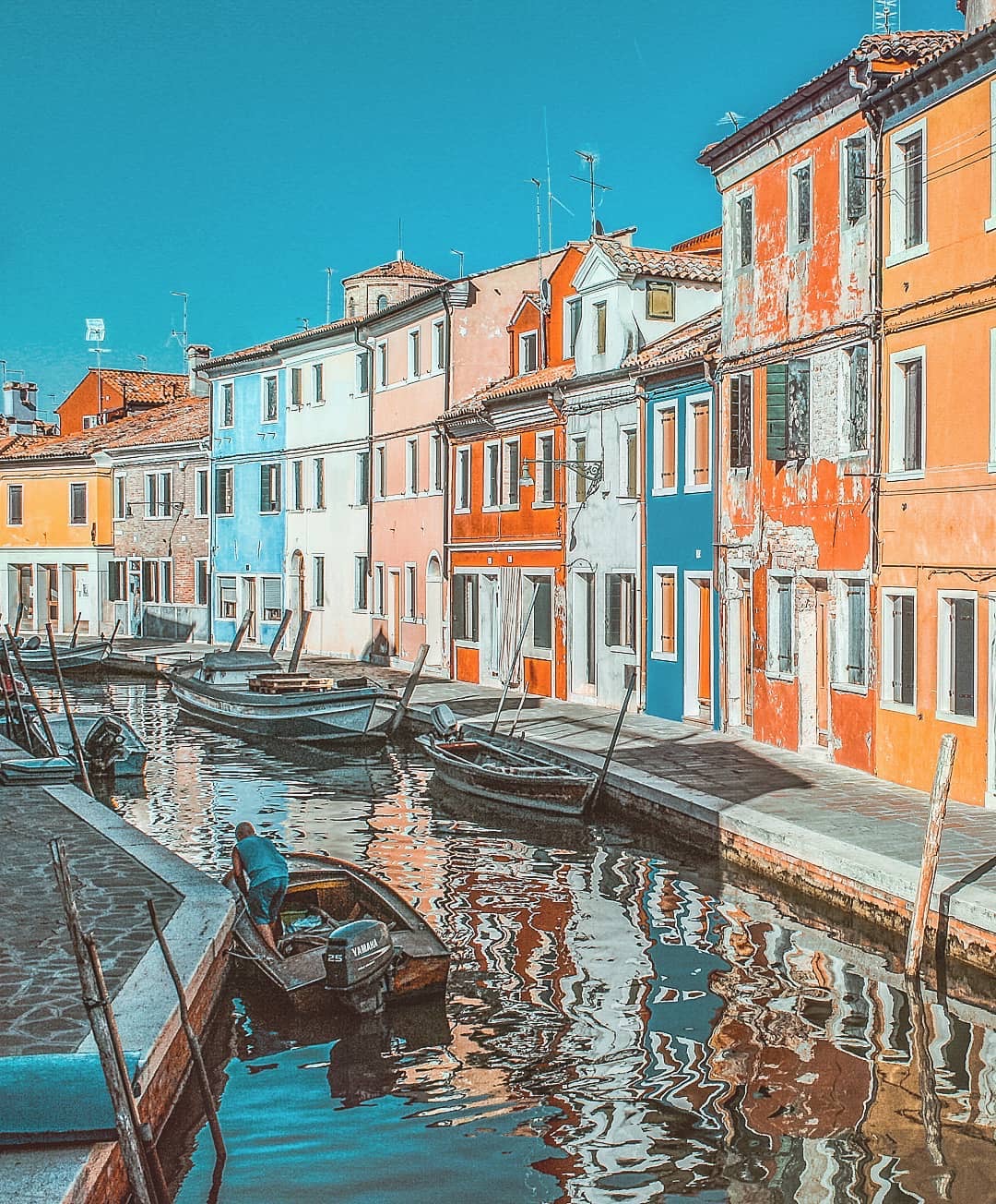 意大利威尼斯布拉诺小岛当地居民每年都要刷一次房子的外墙于是小巧