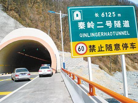 部分地方会设置在八十公里,在隧道口都有限速标志,擦亮眼睛看准了