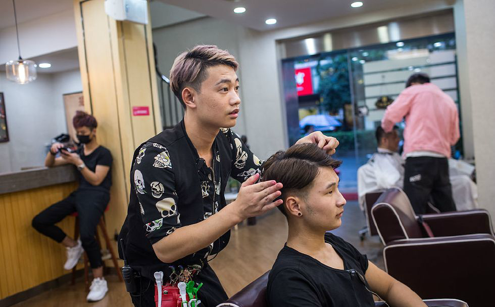 迈卡是杭州一名发型师,虽然名叫迈卡,但他从不主动向顾客卖卡