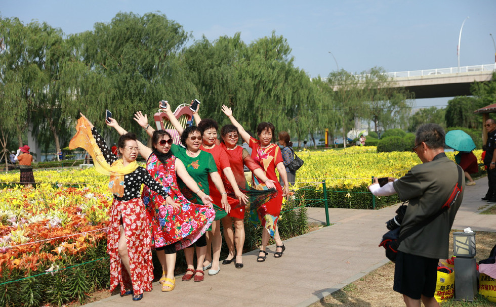 沈阳公园内阿姨扎堆拍照自带道具服装有备而来