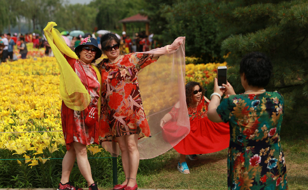 沈阳公园内阿姨扎堆拍照自带道具服装有备而来