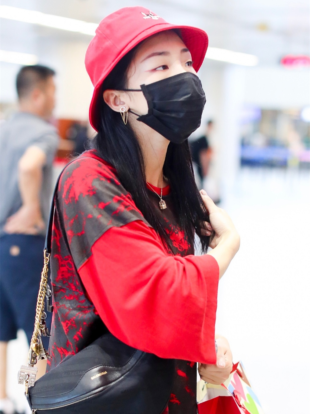 yamy对红色好疯狂穿红t恤还配红帽子连眼线都是红的