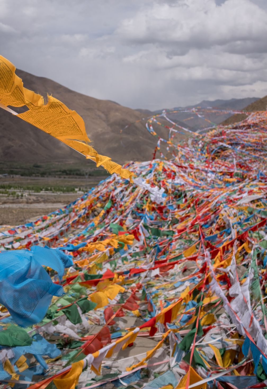有招财进宝的意思,所以每年也会吸引一些其他民族的人前来挂经幡祈福
