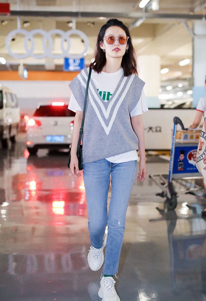 白t恤搭配牛仔裤太普通李沁却只多套了个v领衫时髦炸了