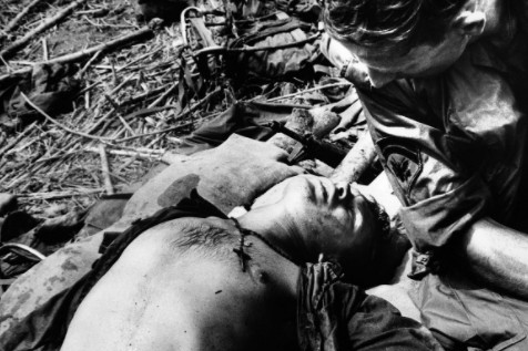 越战老照片图二美军与越南女子在酒吧图四越南女兵含笑开车