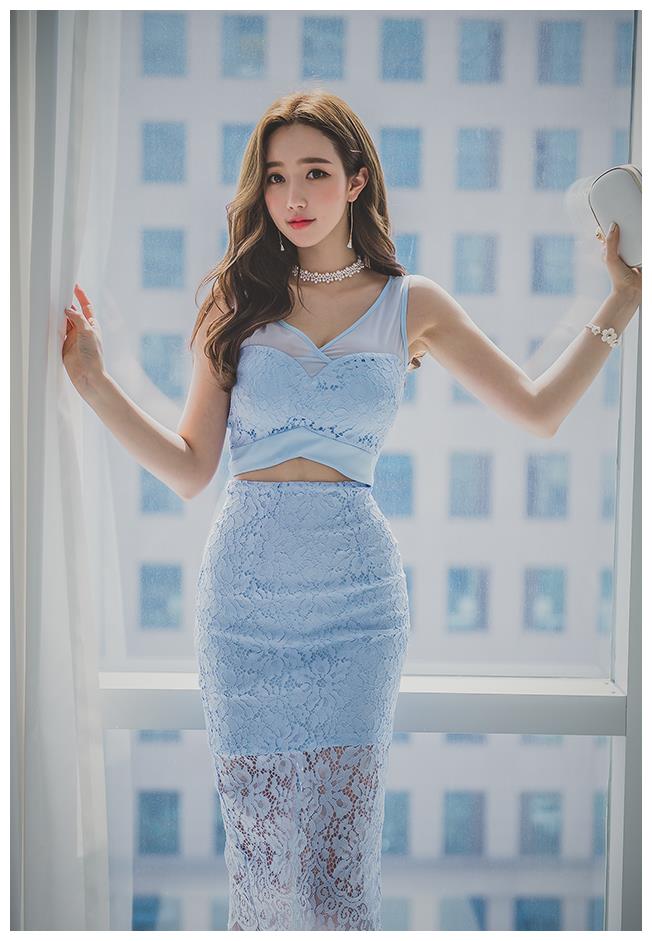 蕾丝包臀连衣裙搭配高跟鞋,凸显女性独有的优雅魅力