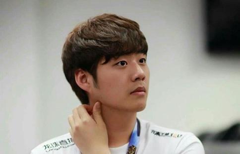 sktbang直播被抢ad位置,bang一查竟是uzi,于是乖乖去了上单!