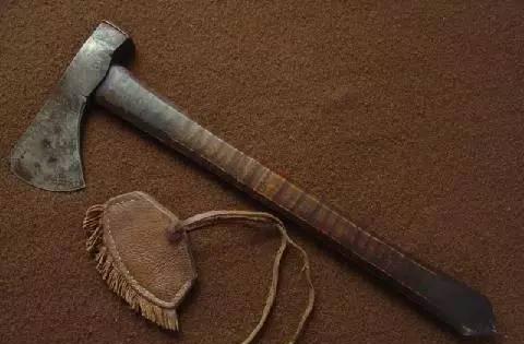 每一座印第安人的坟墓中都有一个拿着战斧的印第安灵魂