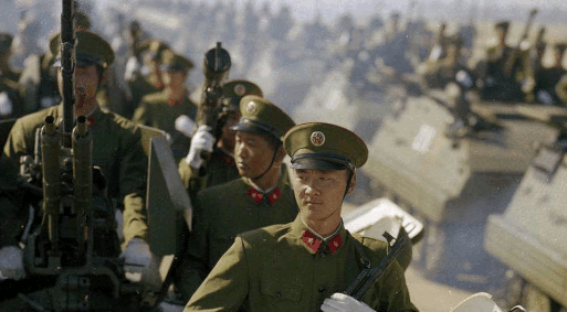 1985年, 中国推出了85式军服, 肩章上为何没有军衔?