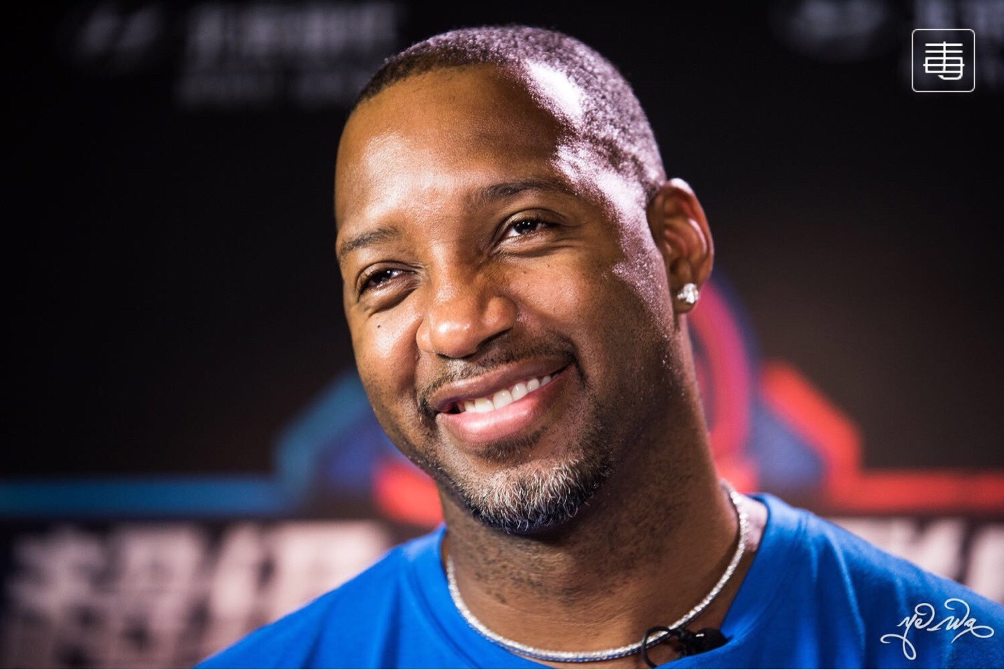 麦迪一身蓝色,略胖,越来越像自己的偶像penny了