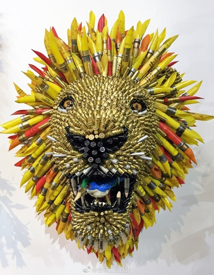 uribe把用子弹壳创作的一系列动物作品叫做"were at peace"