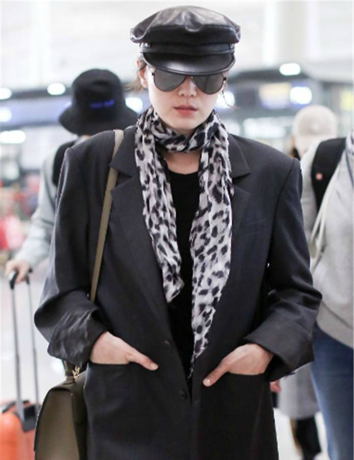 宋佳黑色西装搭配贝雷帽,帅出新高度,女生帅起来男生都要靠边站