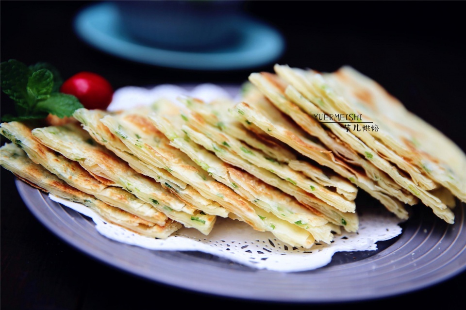 千层葱油饼新做法,不用揉面,10分钟搞定,香气四溢,酥到掉渣