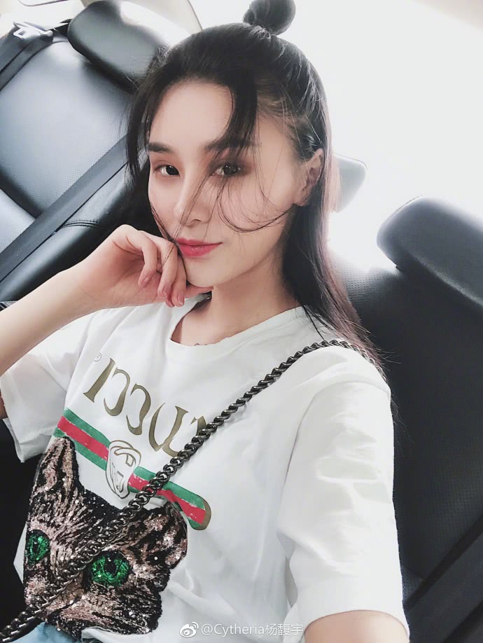 叛逆女孩杨馥宇近照,颜值逆天美得认不出,这身材比例堪比超模!