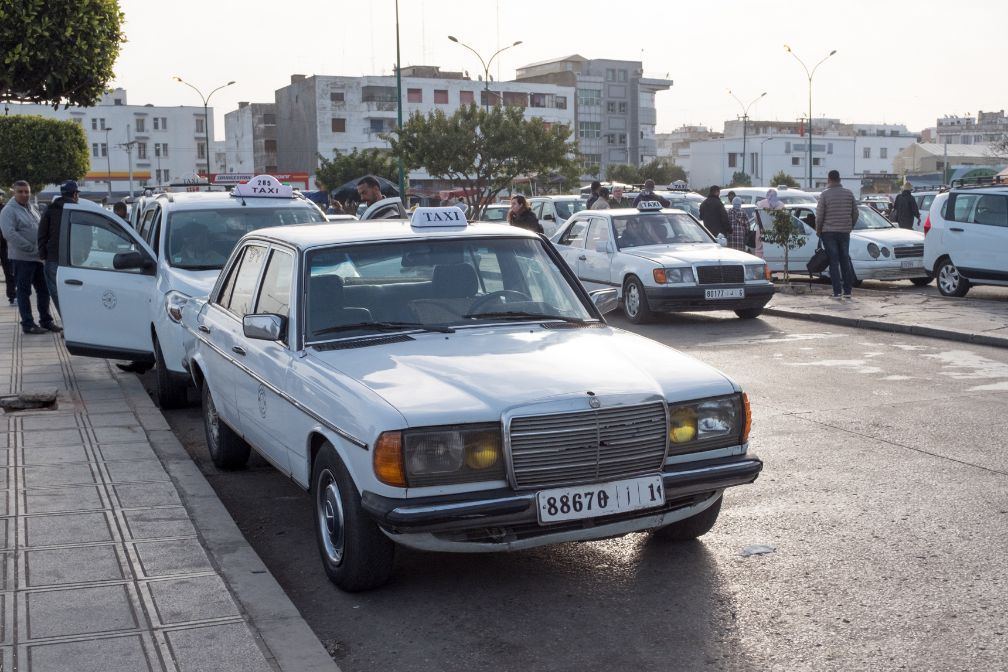 非洲国家实拍最便宜的出租车都是奔驰在中国早就直接报废了